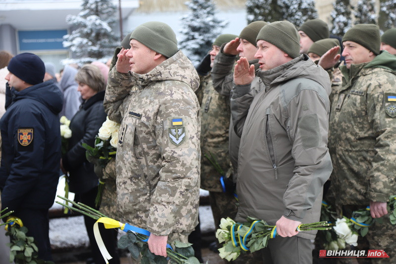 Пам’ять Героїв Небесної Сотні вшанували у Вінниці - фото 47