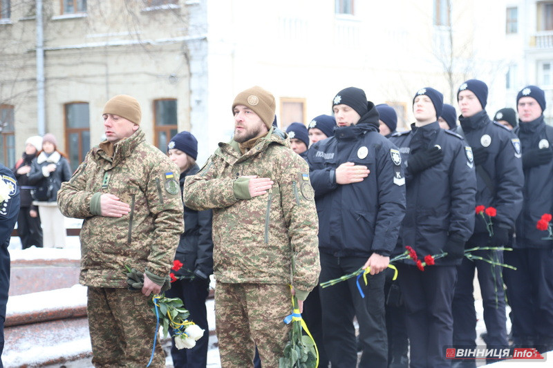 Пам’ять Героїв Небесної Сотні вшанували у Вінниці - фото 9