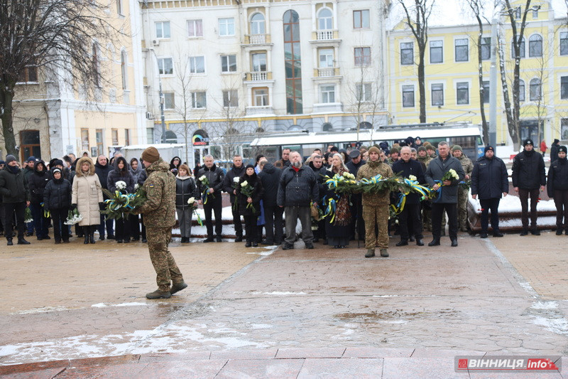 Пам’ять Героїв Небесної Сотні вшанували у Вінниці - фото 48