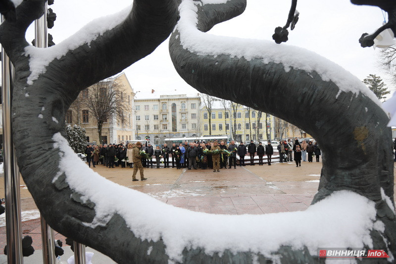 Пам’ять Героїв Небесної Сотні вшанували у Вінниці - фото 50