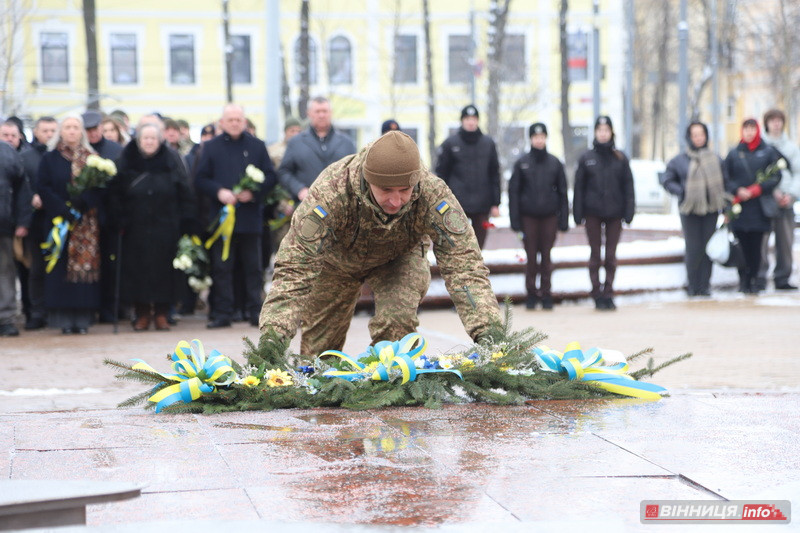 Пам’ять Героїв Небесної Сотні вшанували у Вінниці - фото 16