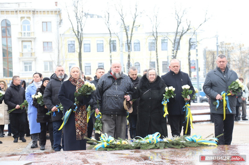 Пам’ять Героїв Небесної Сотні вшанували у Вінниці - фото 17