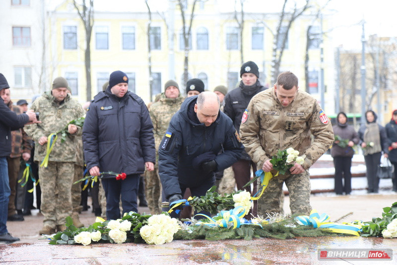 Пам’ять Героїв Небесної Сотні вшанували у Вінниці - фото 18