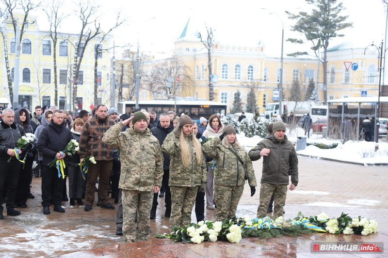 Пам’ять Героїв Небесної Сотні вшанували у Вінниці - фото 23