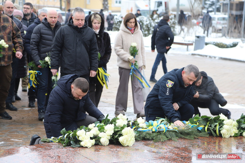 Пам’ять Героїв Небесної Сотні вшанували у Вінниці - фото 25