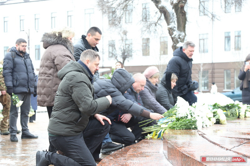 Пам’ять Героїв Небесної Сотні вшанували у Вінниці - фото 27