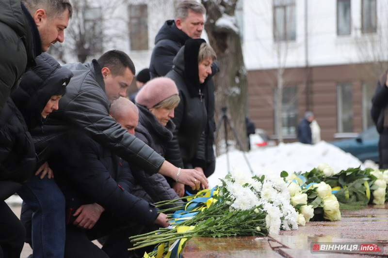 Пам’ять Героїв Небесної Сотні вшанували у Вінниці - фото 28