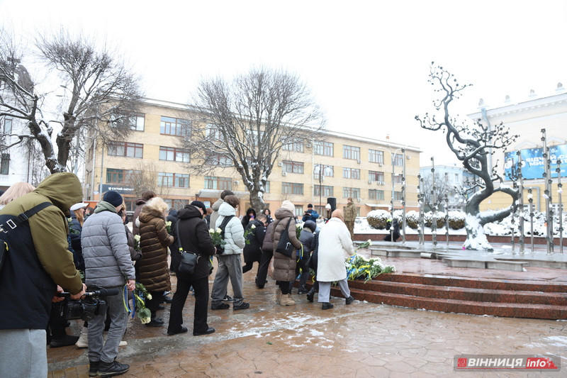 Пам’ять Героїв Небесної Сотні вшанували у Вінниці - фото 26