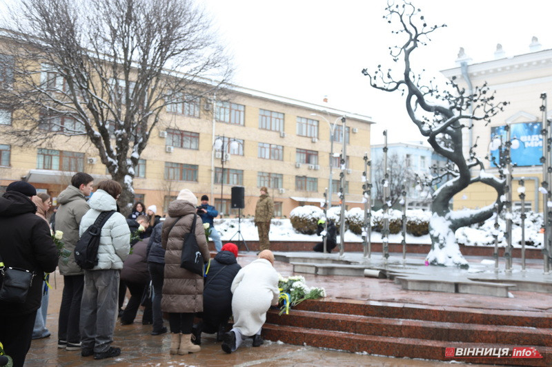 Пам’ять Героїв Небесної Сотні вшанували у Вінниці - фото 32