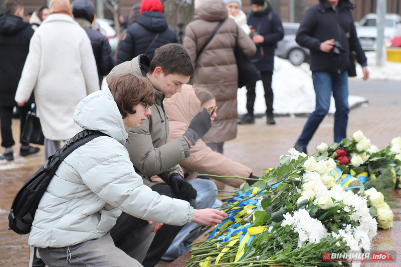 Пам’ять Героїв Небесної Сотні вшанували у Вінниці - фото 19