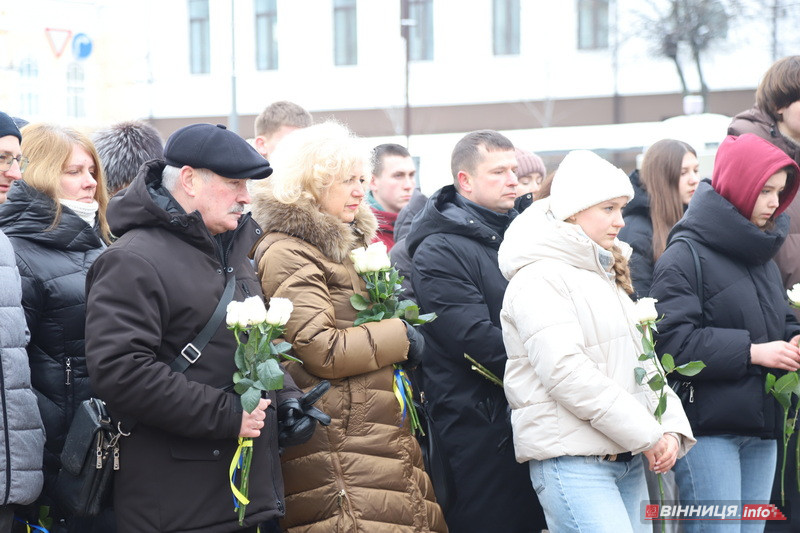 Пам’ять Героїв Небесної Сотні вшанували у Вінниці - фото 30