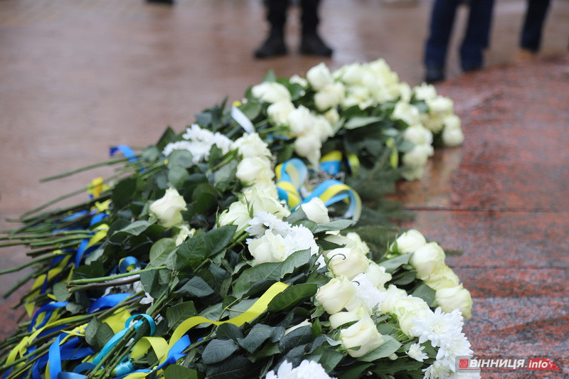Пам’ять Героїв Небесної Сотні вшанували у Вінниці - фото 33
