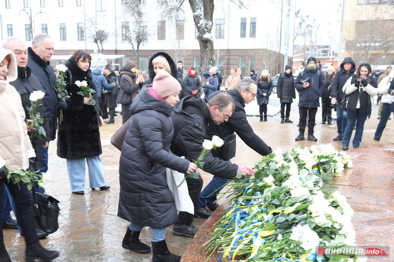 Пам’ять Героїв Небесної Сотні вшанували у Вінниці - фото 34