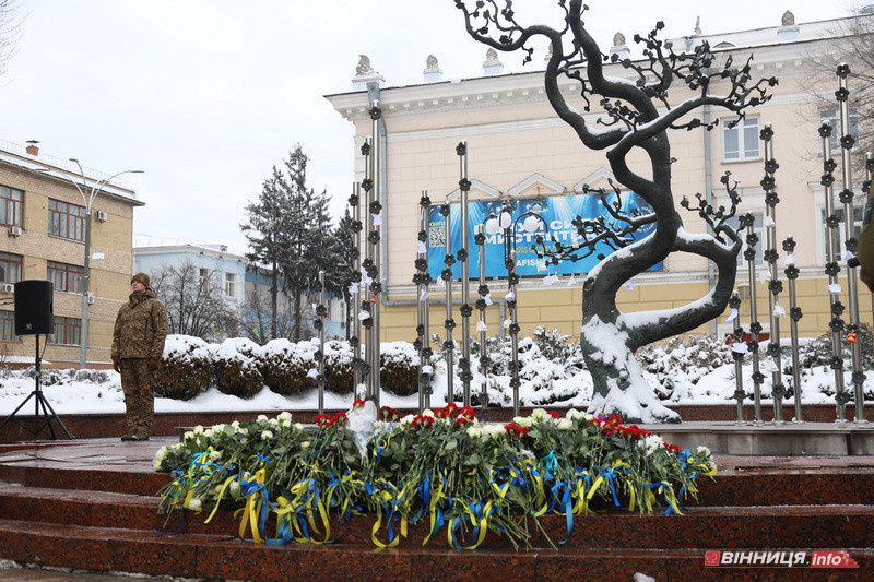 Пам’ять Героїв Небесної Сотні вшанували у Вінниці - фото 36