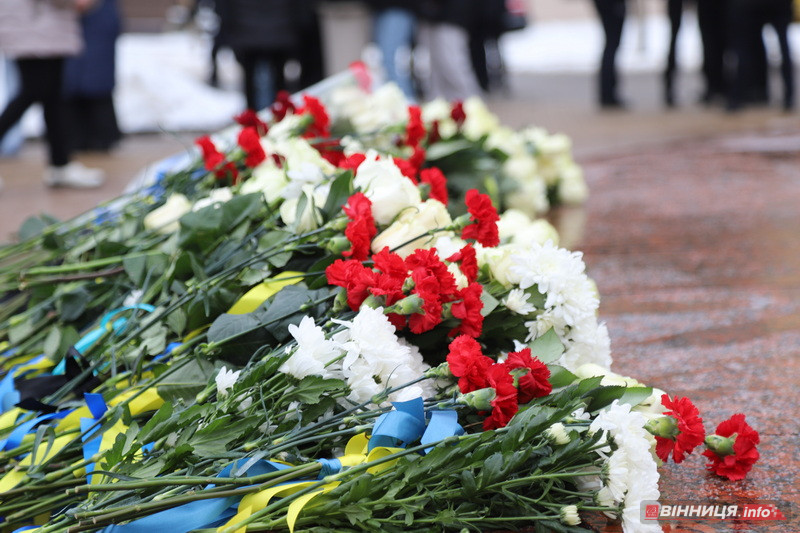 Пам’ять Героїв Небесної Сотні вшанували у Вінниці - фото 38
