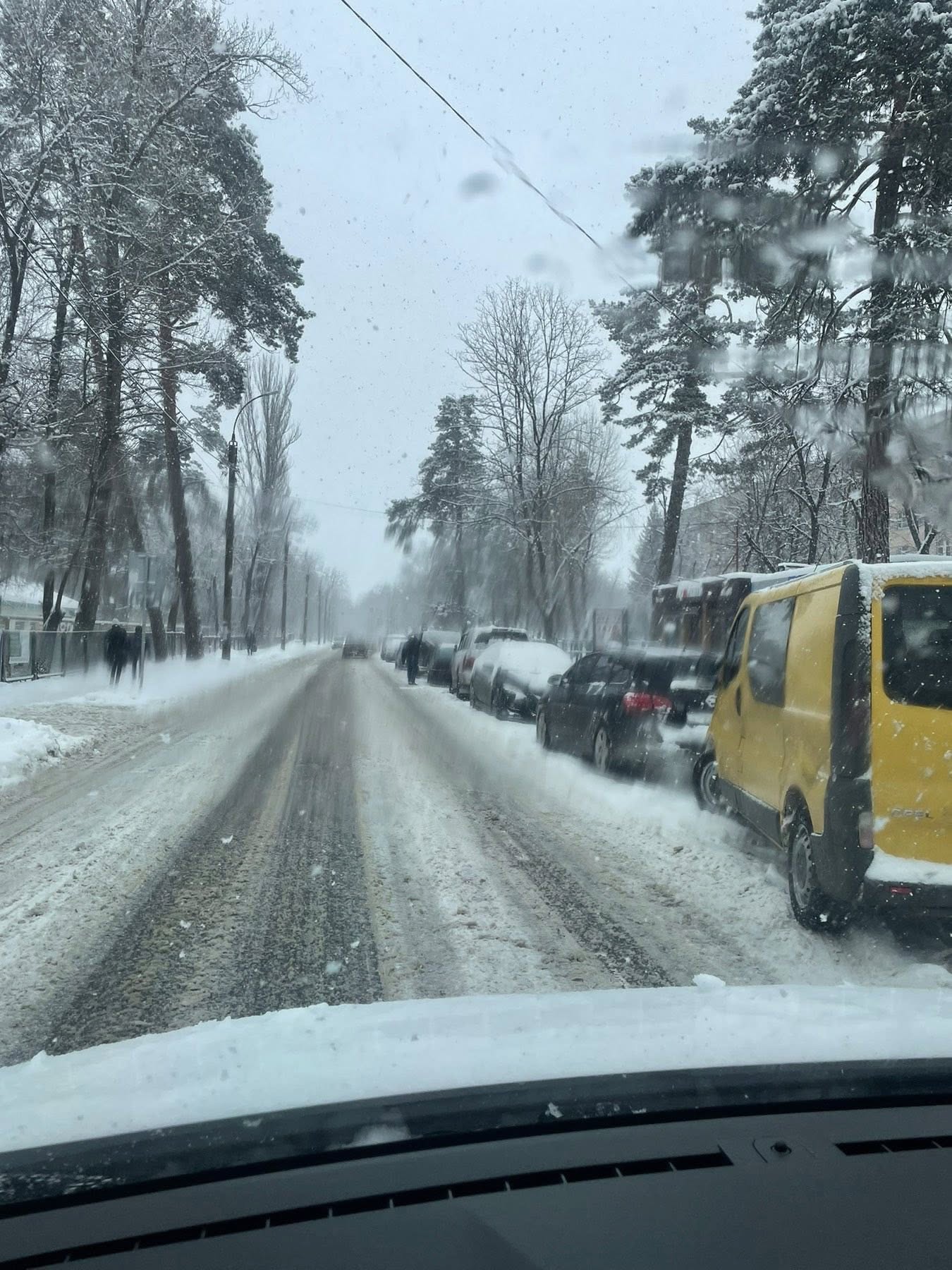 Черкасців просять не паркувати автомобілі вздовж доріг під час снігопаду