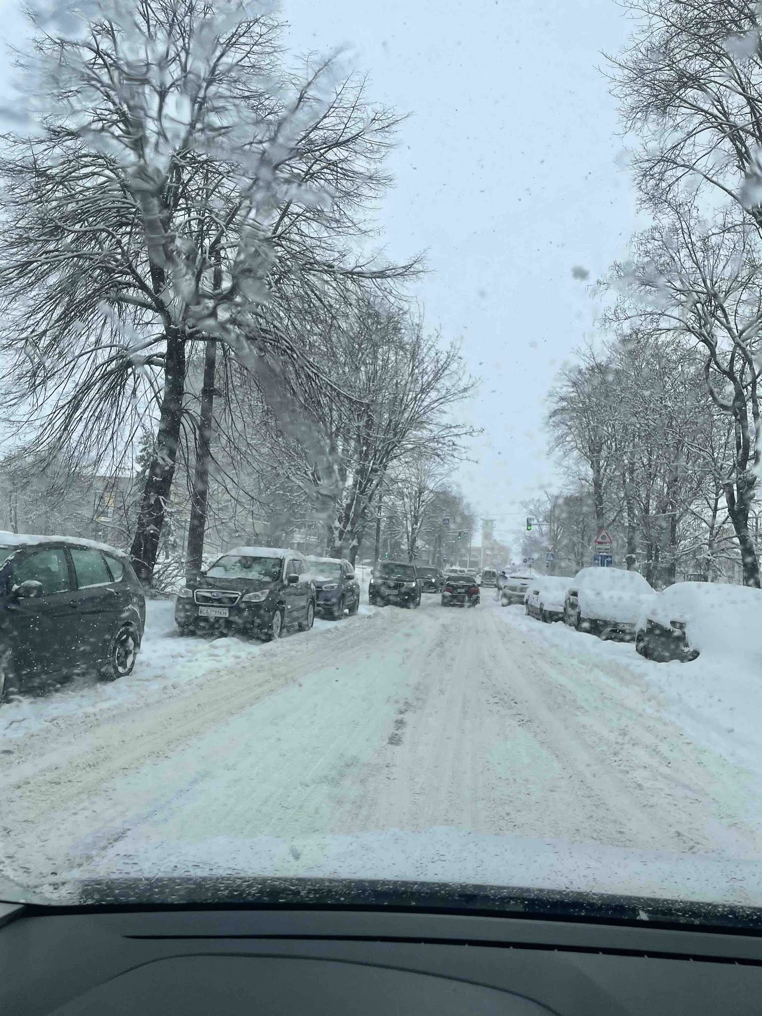 Черкасців просять не паркувати автомобілі вздовж доріг під час снігопаду - фото 2