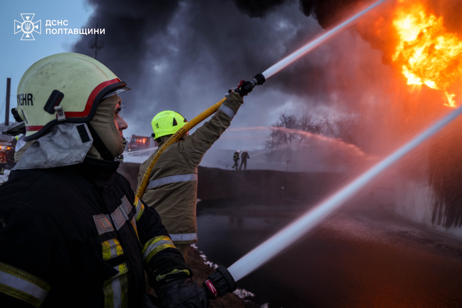 Після удару дрона на Полтавщині зайнявся нафтогазовий об’єкт: пожежу ліквідовували понад 150 рятувальників - фото 2