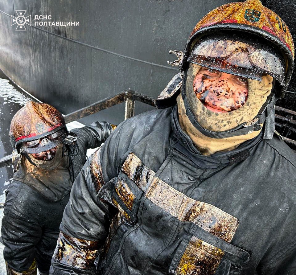 Після удару дрона на Полтавщині зайнявся нафтогазовий об’єкт: пожежу ліквідовували понад 150 рятувальників