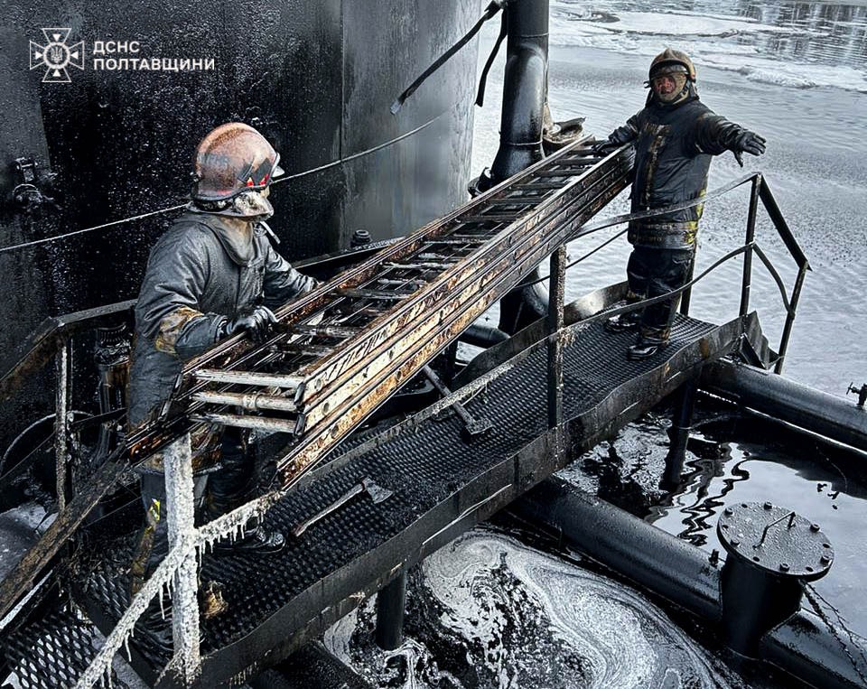 Після удару дрона на Полтавщині зайнявся нафтогазовий об’єкт: пожежу ліквідовували понад 150 рятувальників - фото 5