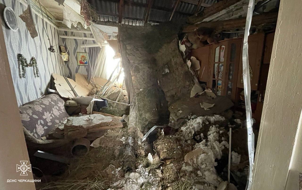 На Уманщині обвалилася стеля в будинку: з-під завалів дістали жінку