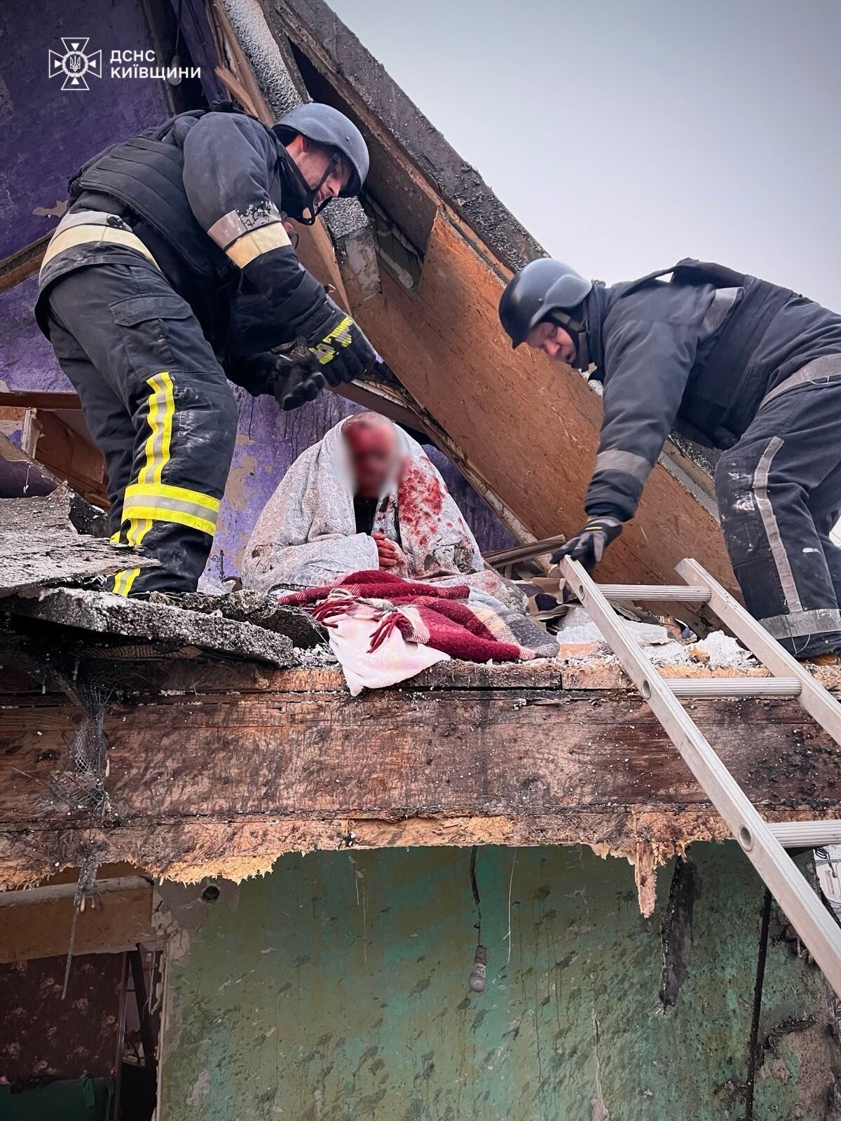 Рятувальники показали наслідки атаки на Київщині - фото 6