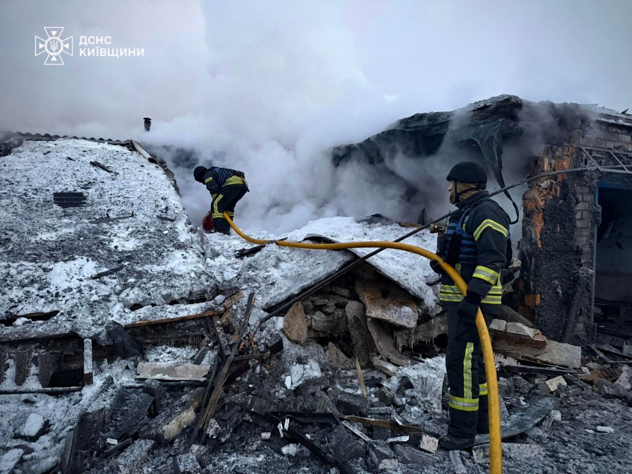 Рятувальники показали наслідки атаки на Київщині - фото 8