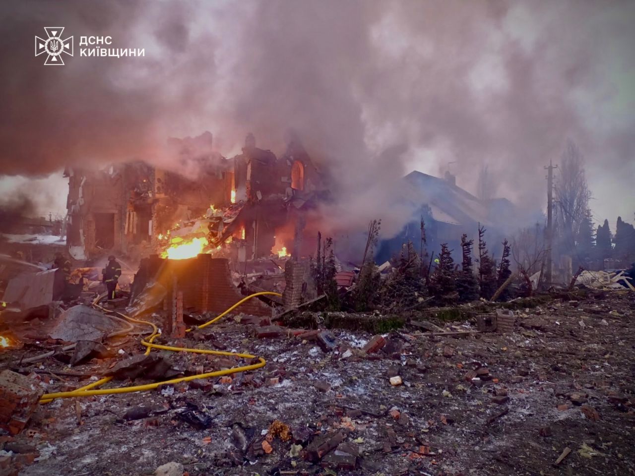 Рятувальники показали наслідки атаки на Київщині - фото 7