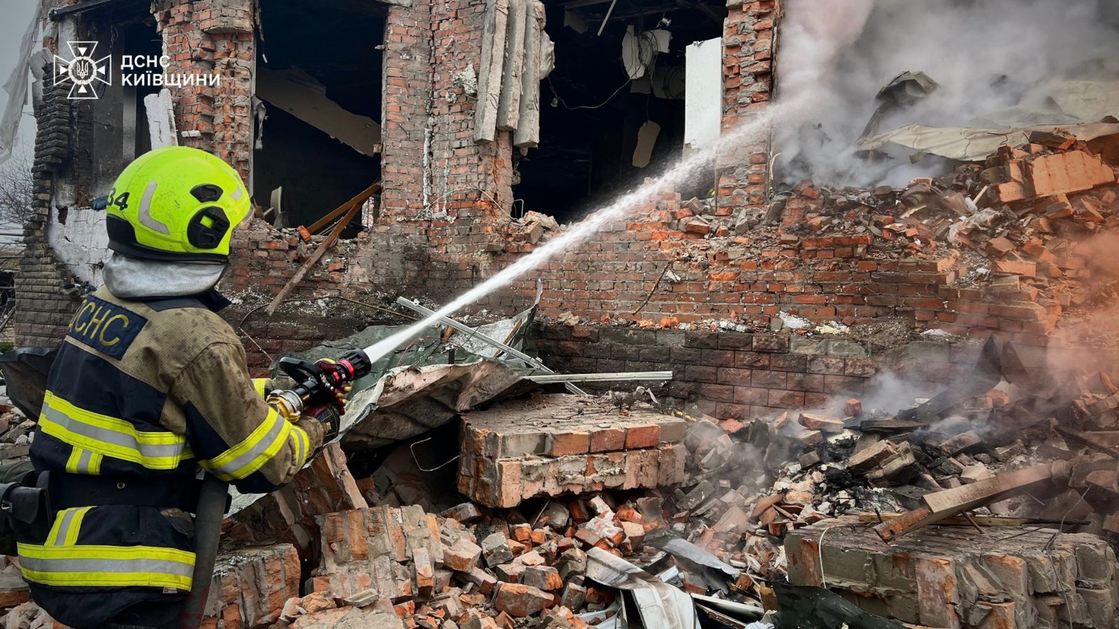 Рятувальники показали наслідки атаки на Київщині - фото 3