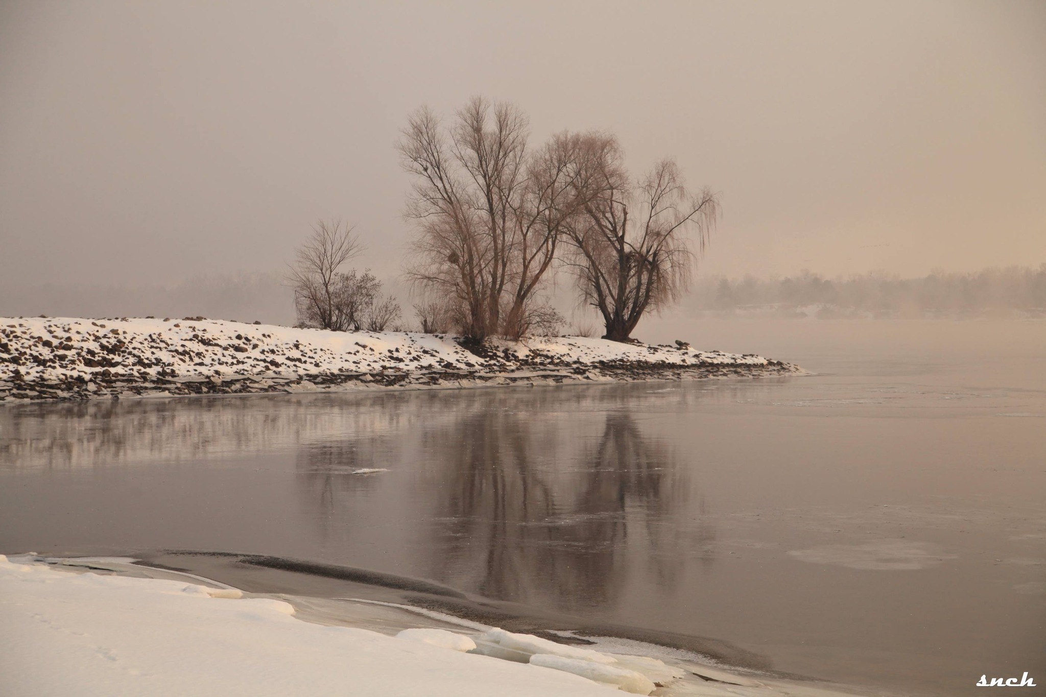 Фотограф з Канева зробив атмосферні знімки зимового світанку на Дніпрі - фото 4