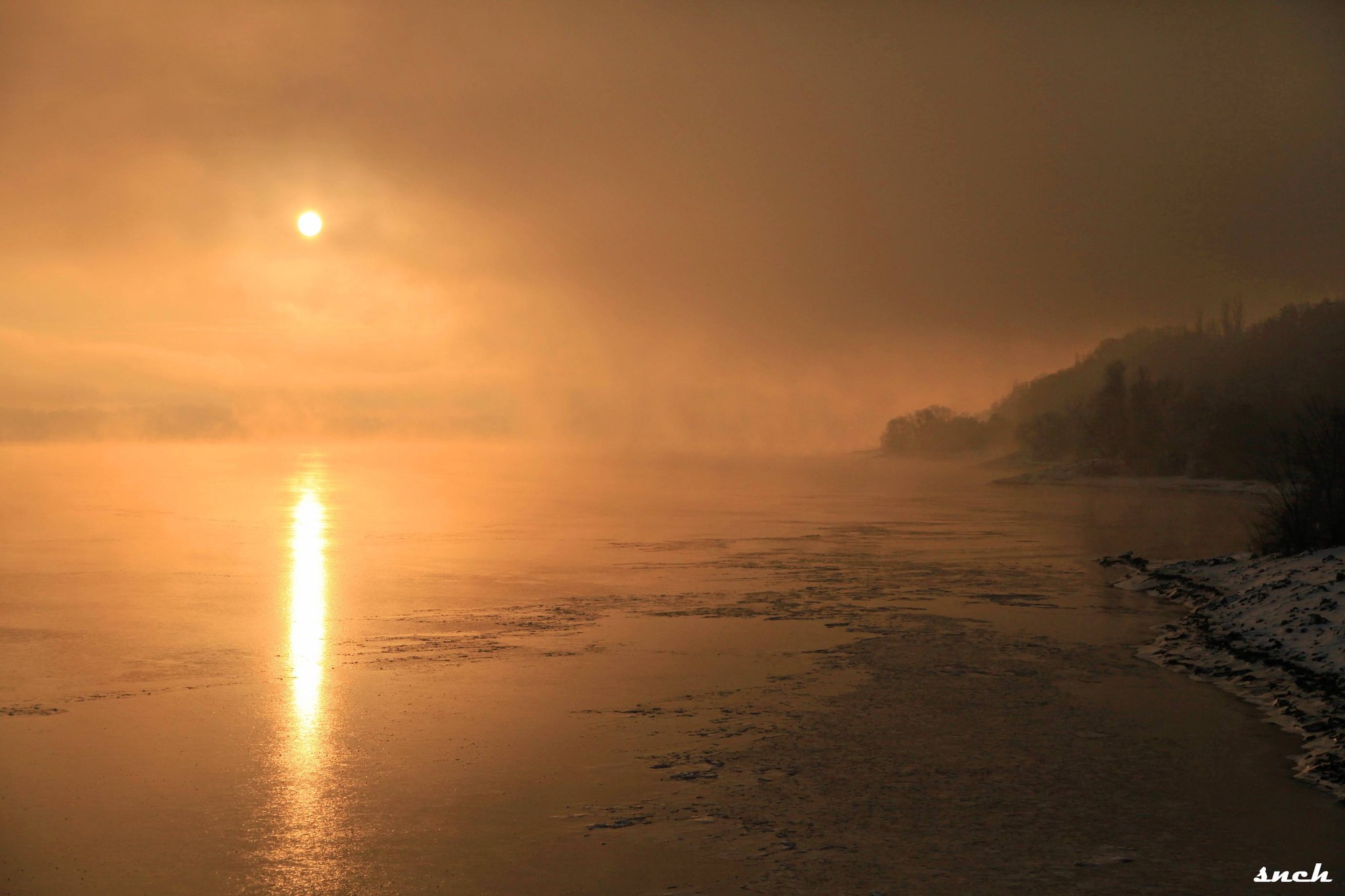 Фотограф з Канева зробив атмосферні знімки зимового світанку на Дніпрі - фото 7