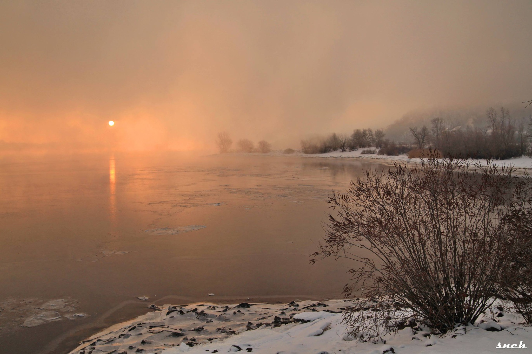 Фотограф з Канева зробив атмосферні знімки зимового світанку на Дніпрі - фото 8
