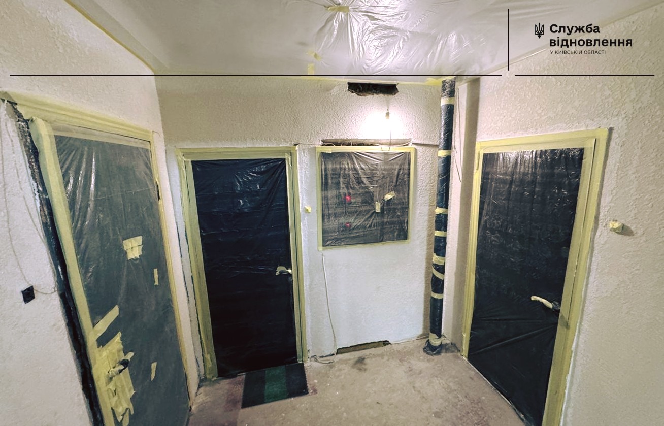 У Бородянці продовжують відновлювати будинок, який зазнав руйнувань на початку 2022 року