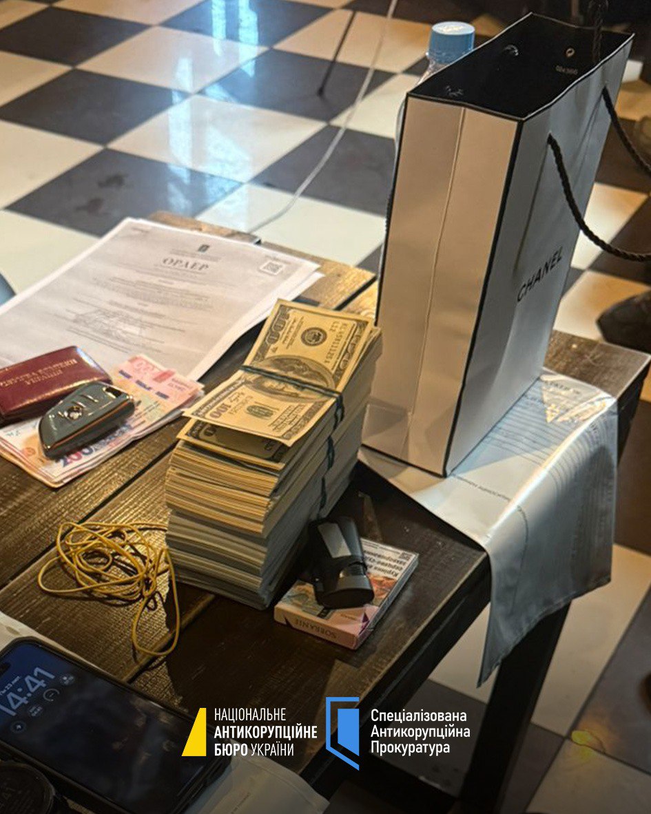 У Києві працівника СБУ викрили на одержанні 68 тис. доларів хабаря