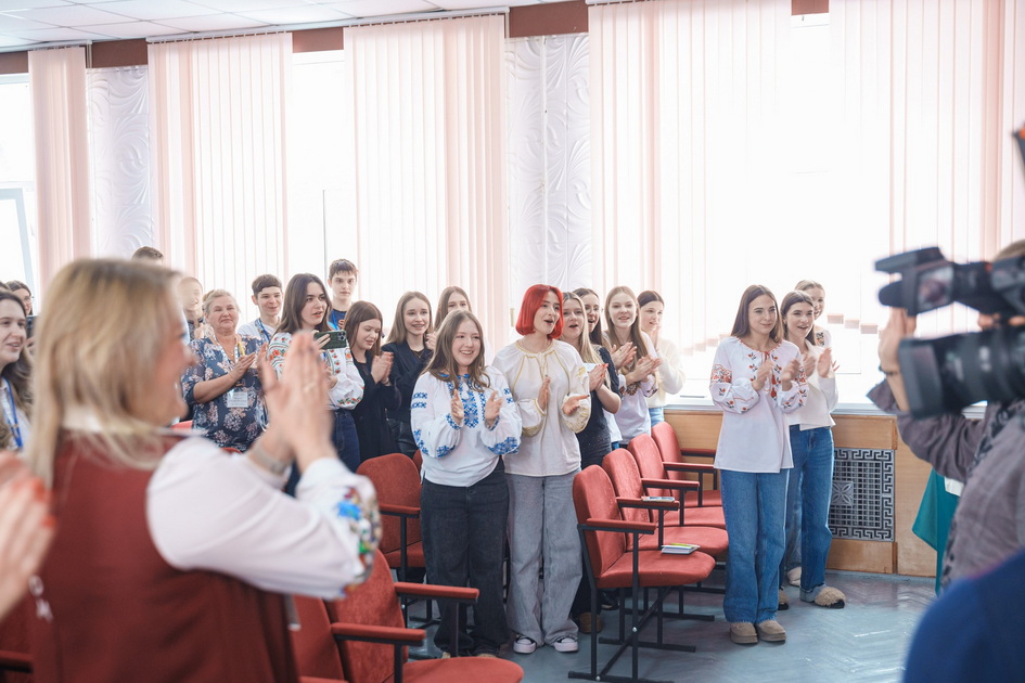 Олег Скрипка разом з учнями Вінницького ліцею відвідали поранених військовослужбовців - фото 3
