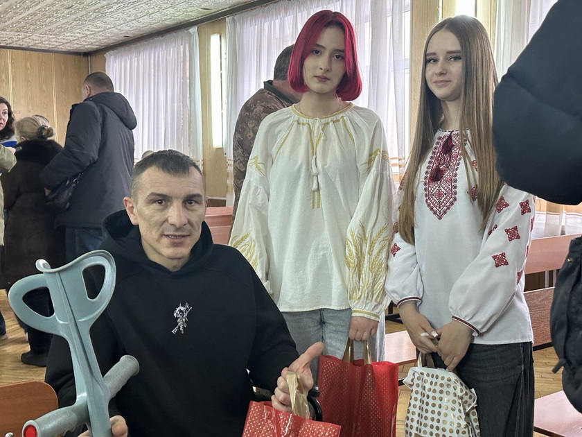 Олег Скрипка разом з учнями Вінницького ліцею відвідали поранених військовослужбовців - фото 2