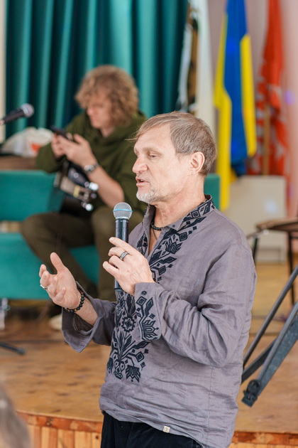 Олег Скрипка разом з учнями Вінницького ліцею відвідали поранених військовослужбовців - фото 6