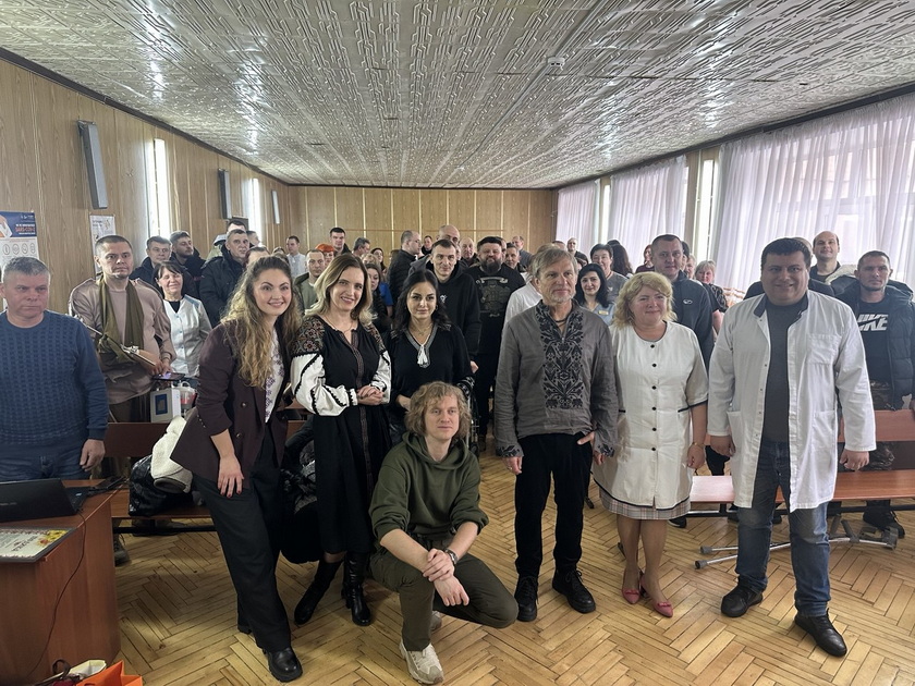 Олег Скрипка разом з учнями Вінницького ліцею відвідали поранених військовослужбовців - фото 10