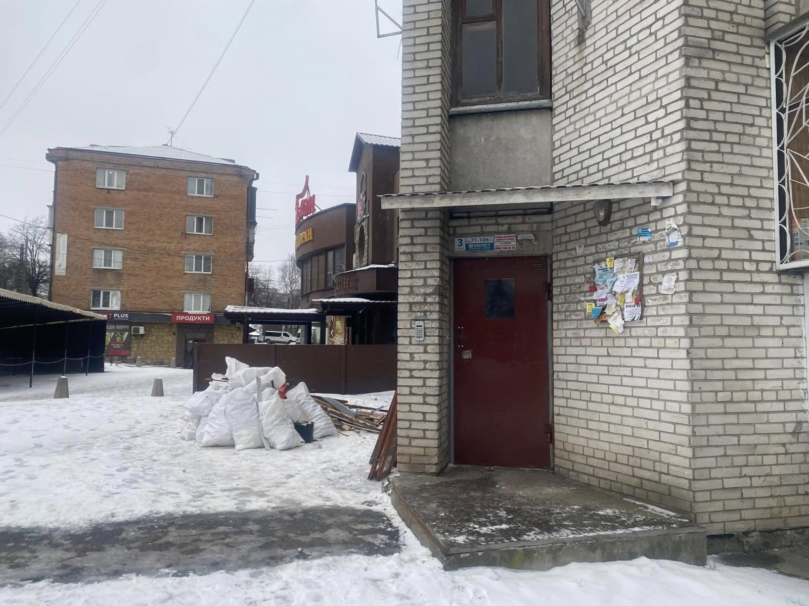 У Вінниці «спіймали» чоловіка, що склад вікна і будівельні відходи у дворі - фото 2