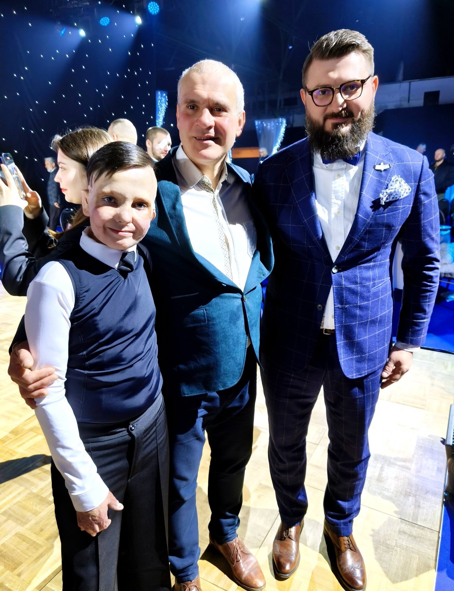 Хлопчик, який вижив після ударів рф по Вінниці, виступив на благодійному вечері для ветеранів - фото 10