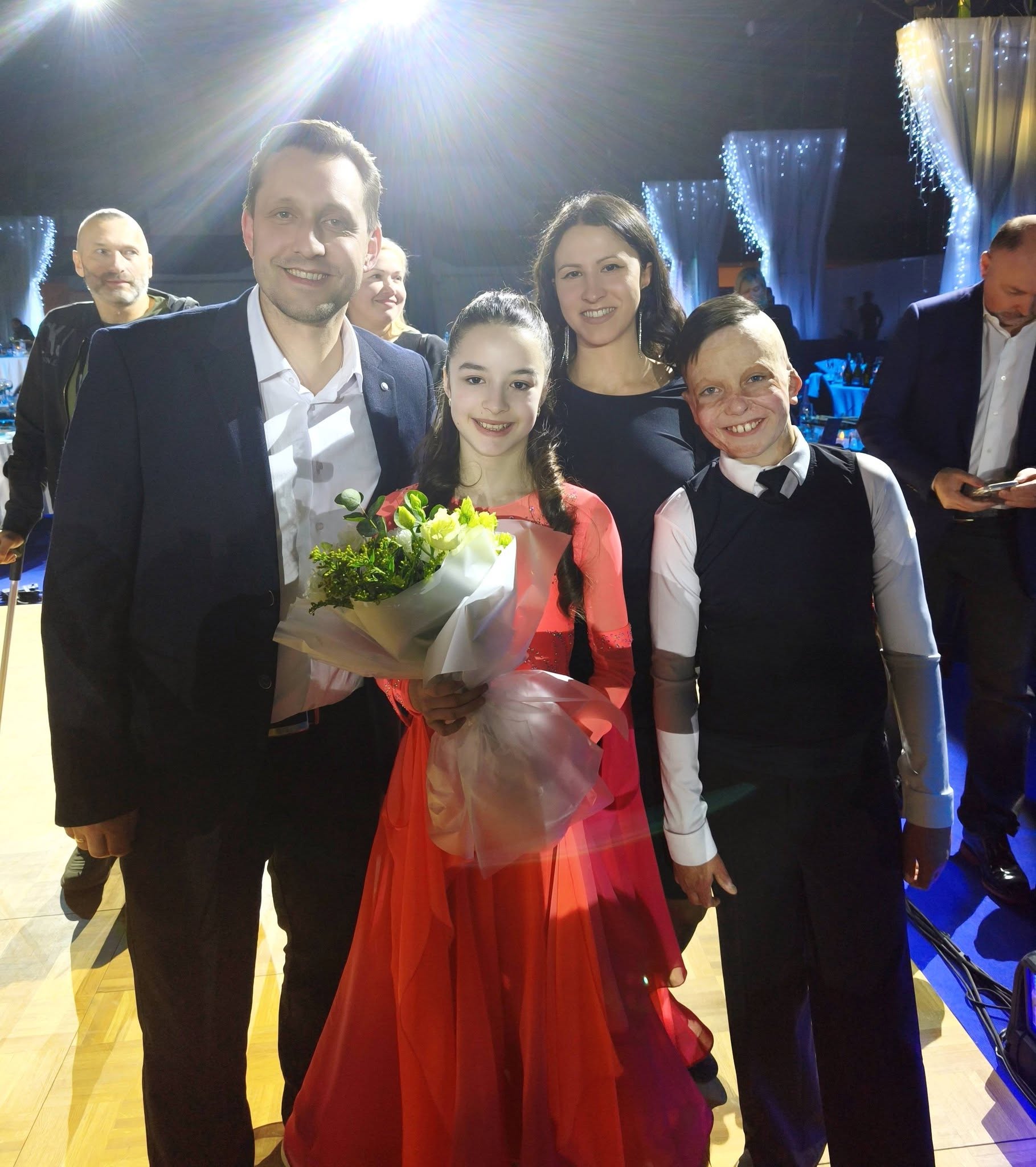 Хлопчик, який вижив після ударів рф по Вінниці, виступив на благодійному вечері для ветеранів - фото 11