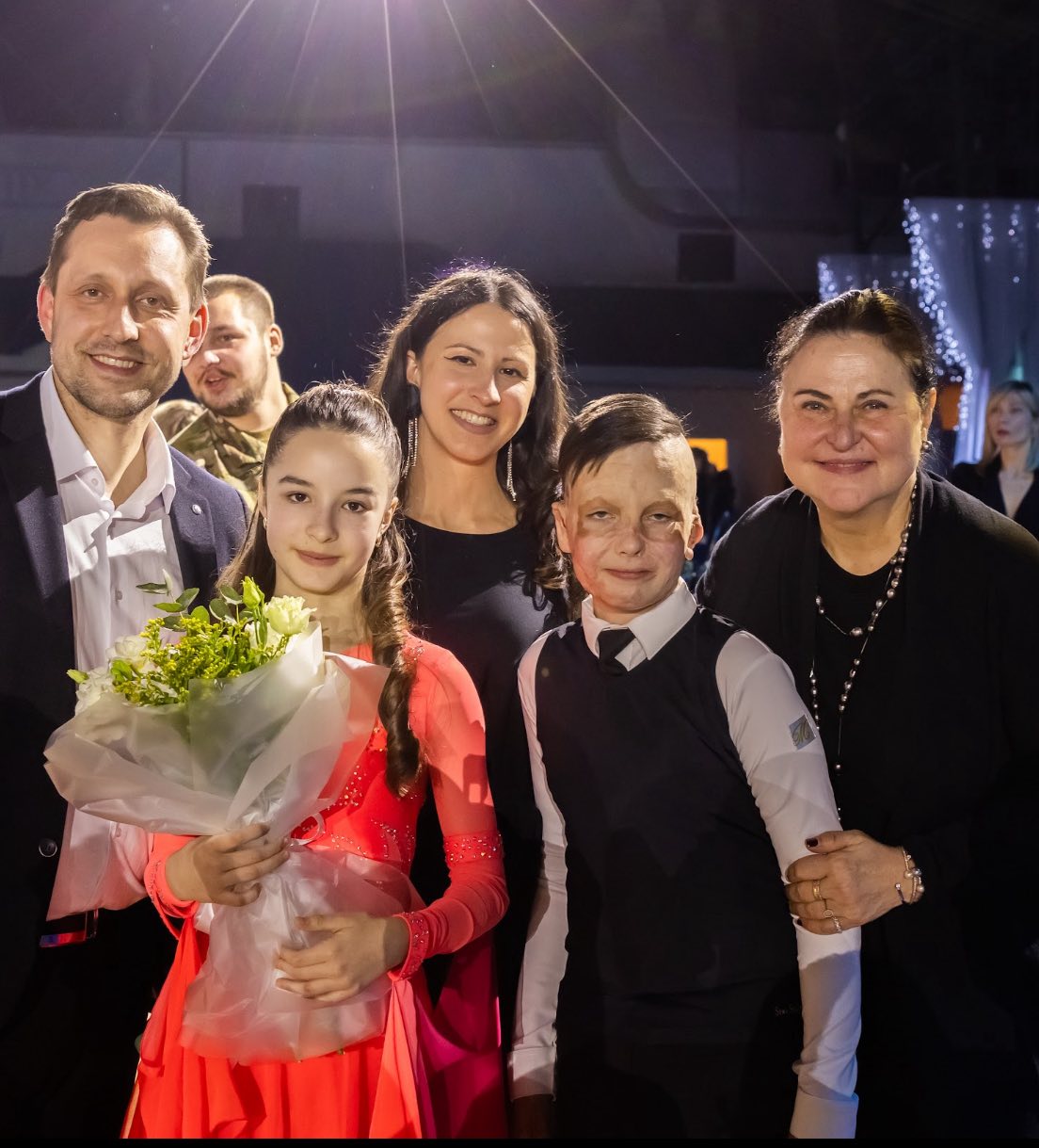 Хлопчик, який вижив після ударів рф по Вінниці, виступив на благодійному вечері для ветеранів - фото 17