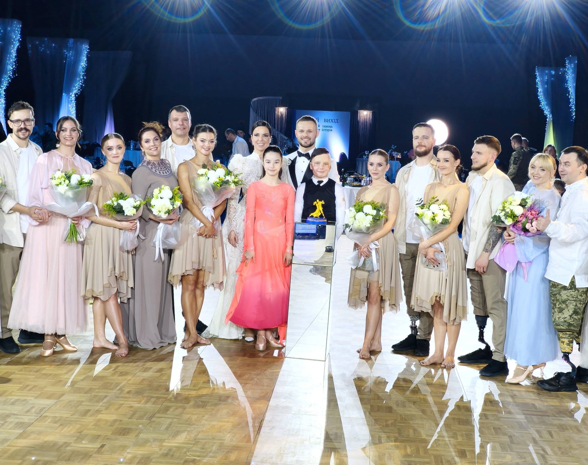 Хлопчик, який вижив після ударів рф по Вінниці, виступив на благодійному вечері для ветеранів - фото 19