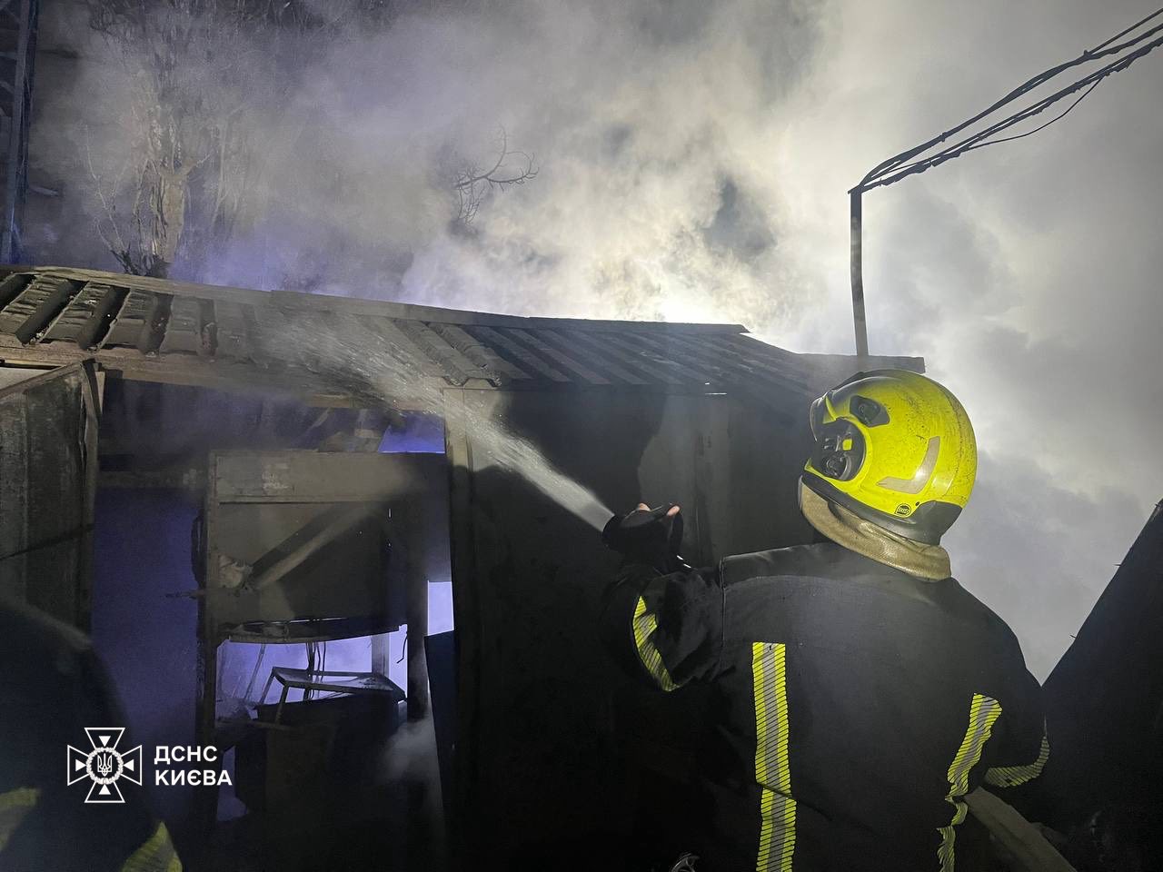 У Святошинському районі ДСНСники ліквідували загоряння в будівлі