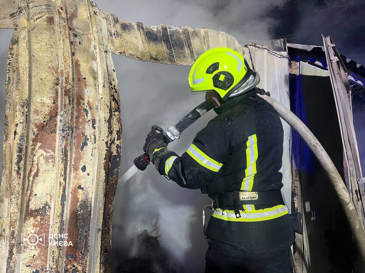 У Святошинському районі ДСНСники ліквідували загоряння в будівлі - фото 2