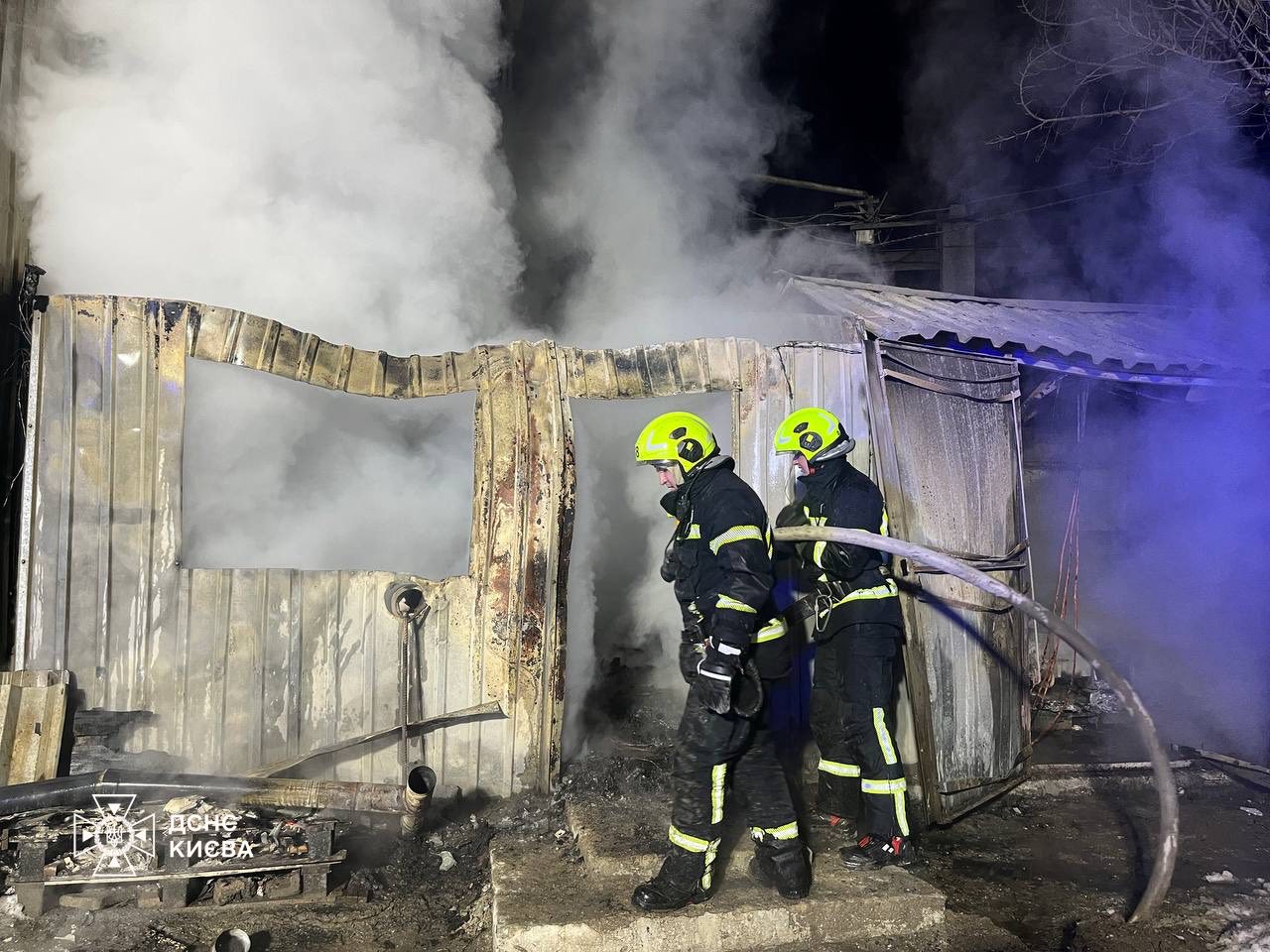 У Святошинському районі ДСНСники ліквідували загоряння в будівлі - фото 3