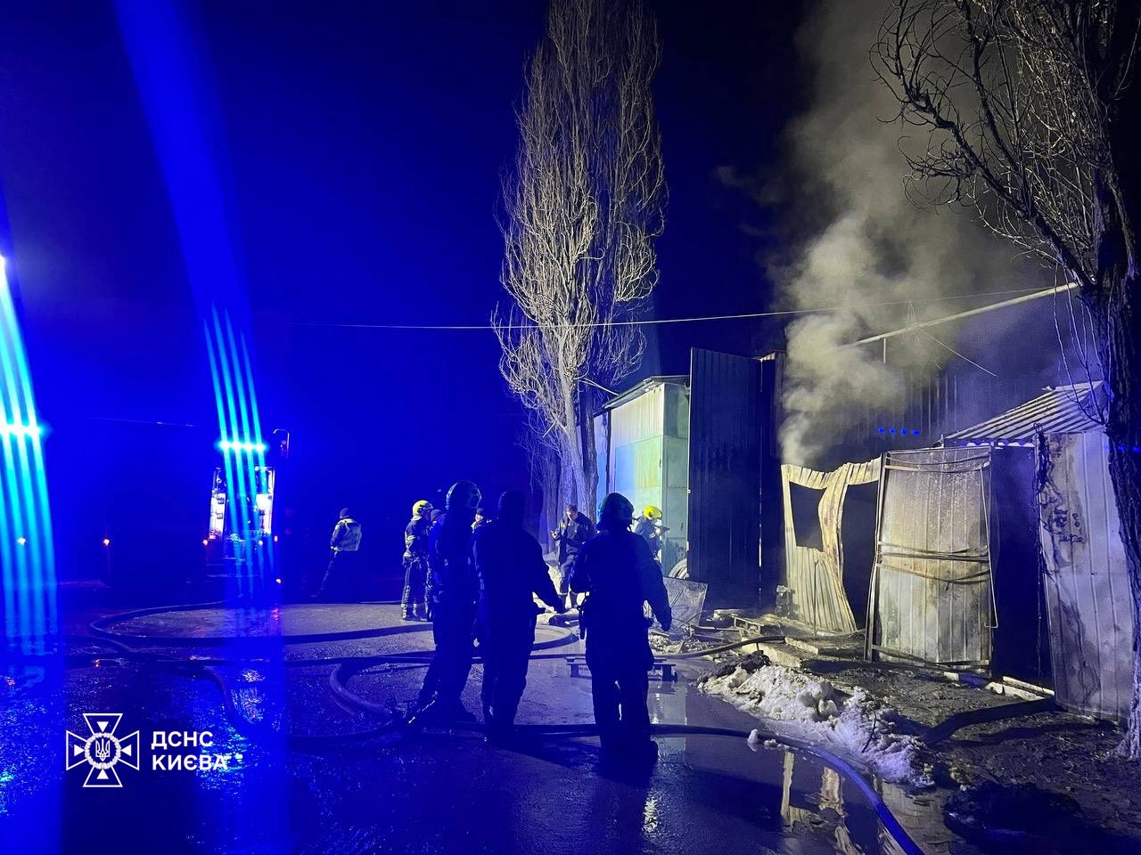 У Святошинському районі ДСНСники ліквідували загоряння в будівлі - фото 4