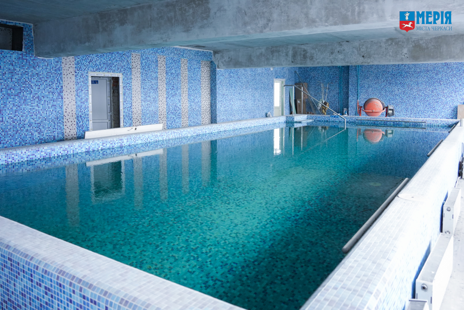 Готують до відкриття оновлений басейн у Черкасах. Фото