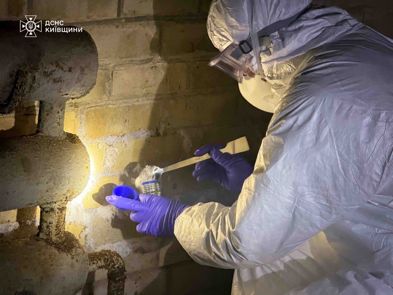 На Київщині хіміки ДСНС ідентифікували небезпечну знахідку на підприємстві - фото 2