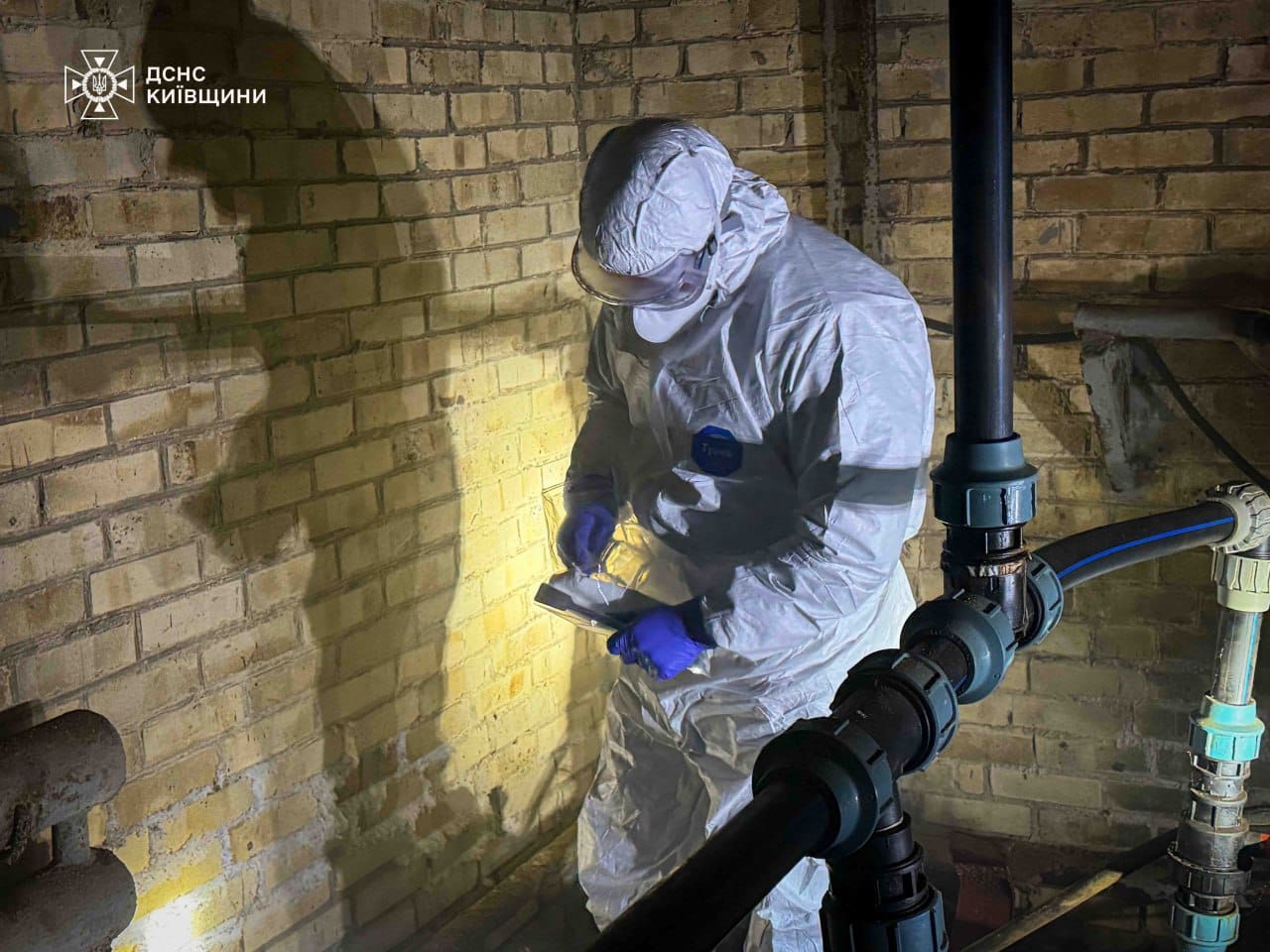 На Київщині хіміки ДСНС ідентифікували небезпечну знахідку на підприємстві - фото 3